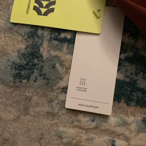 Sports bra size 32 D NWT - Picture 5 of 7